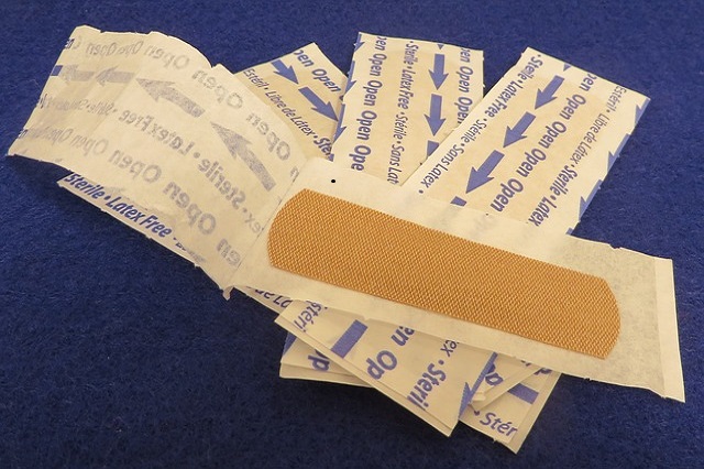 Wie man Hautreizungen von medizinischem Klebeband behandelt